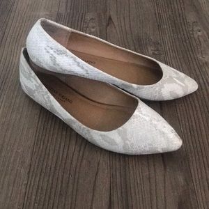 Christian Siriano gray & white pointy toe flats